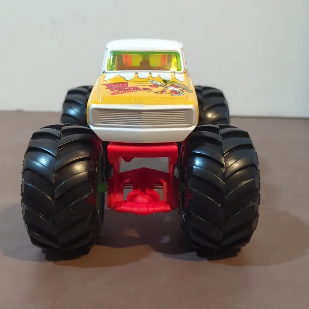 2015 Hot Wheels 1/24 monster trucks HW Pizza Co 4x4 Chevy truck monster jam